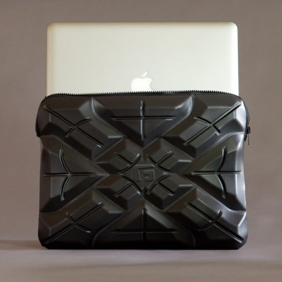 Un MacBook Pro resta illeso dopo un volo dal balcone grazie alla custodia Extreme Sleeve by G-Form!