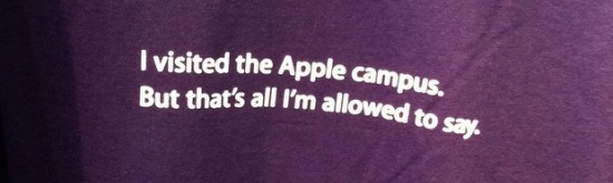 Una “particolare” maglietta Apple disponibile all’acquisto nel campus di Cupertino