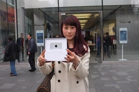 La vincitrice del contest Apple per il 25 miliardesimo download a Beijing per ritirare la sua iTunes Card da 10.000$