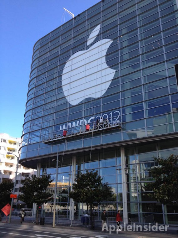 Il Moscone West è stato finalmente adornato con il logo di Apple