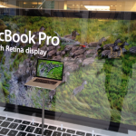 Apple allestisce una vetrina con un enorme MacBook Pro con Retina display