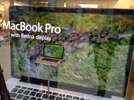 Apple allestisce una vetrina con un enorme MacBook Pro con Retina display