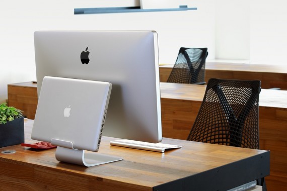 AluRack: un salva-spazio per MacBook Pro – La video recensione di SlideToMac