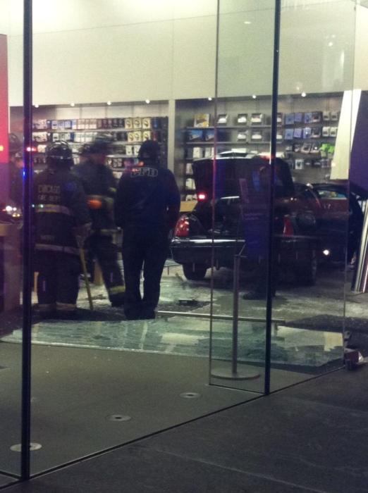 Apple Store di Chicago invaso da un auto!