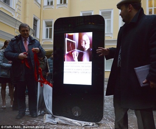 La Russia ricorda Steve Jobs con un iPhone gigante