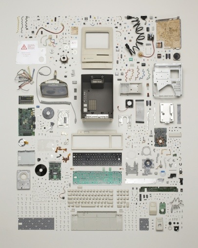 Mac Classic disassemblato in migliaia di pezzi