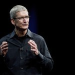 Tim Cook si congratula con i dipendenti per il lavoro svolto