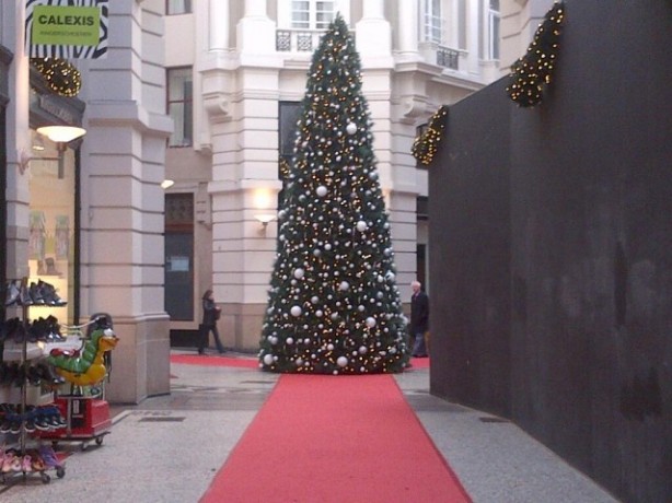 Olanda: Apple ci ripensa e rimette l’albero di Natale davanti il suo store