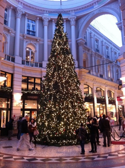 Apple obbliga il centro commerciale a rimuovere l’albero di Natale davanti al suo store