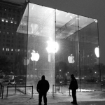 Apple Store 5th Avenue in frantumi per colpa di uno spazzaneve