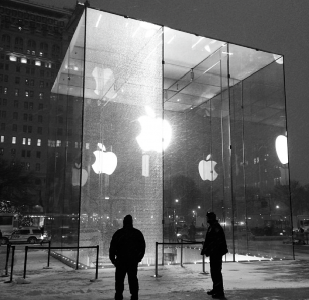 Apple Store 5th Avenue in frantumi per colpa di uno spazzaneve