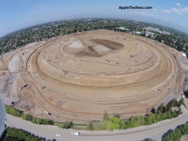 I lavori mettono in risalto la forma del nuovo campus Apple dall’alto