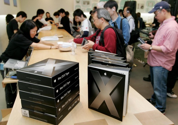 Customers line up to buy Apple software