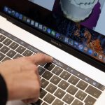 Vietato utilizzare la Touch Bar dei MacBook Pro agli esami negli USA!