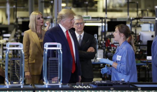 Tim Cook e Donald Trump svelano la confezione del Mac Pro (tra le critiche)