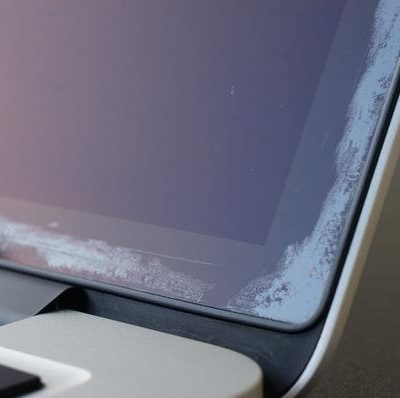 Rimane attivo il programma di riparazione del rivestimento antiriflesso per i MacBook