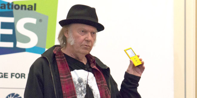 MacBook Pro “come la m**da”, parola di Neil Young