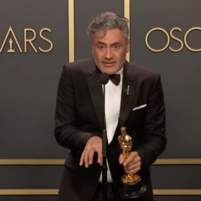 Lo sceneggiatore Taika Waititi ritira il premio Oscar e critica la tastiera dei MacBook