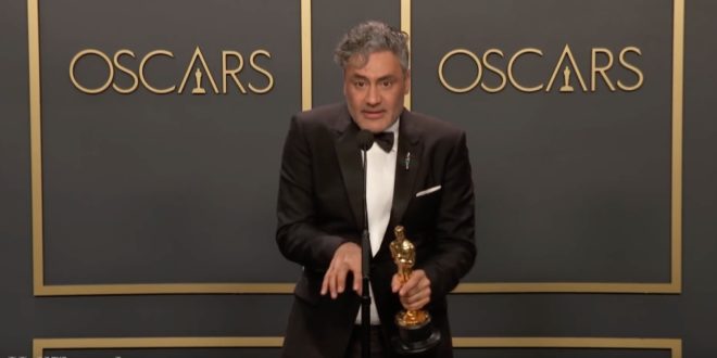 Lo sceneggiatore Taika Waititi ritira il premio Oscar e critica la tastiera dei MacBook