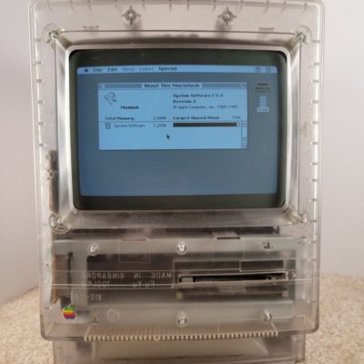 Prime immagini di un prototipo di Macintosh Classic con rivestimento trasparente