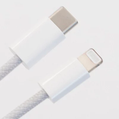 Nuovo cavo con tessuto intrecciato in confezione con alcuni accessori per Mac