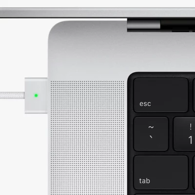 MacBook Pro tra ricarica veloce, alimentatore GaN e MagSafe