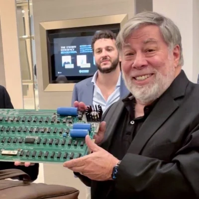 Steve Wozniak autografa un Apple I del 1976
