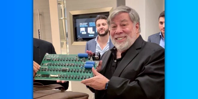 Steve Wozniak autografa un Apple I del 1976