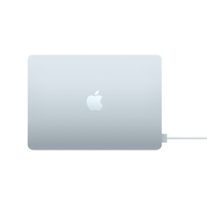 Apple ora vende un cavo USB-C – MagSafe 3 di colore celeste, in abbinata al nuovo MacBook Air M4